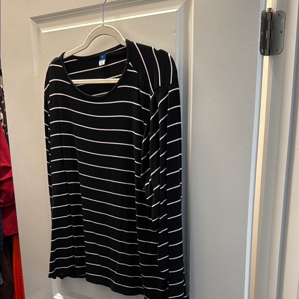 Old Navy Black and White Relaxed Long Sleeve Tee